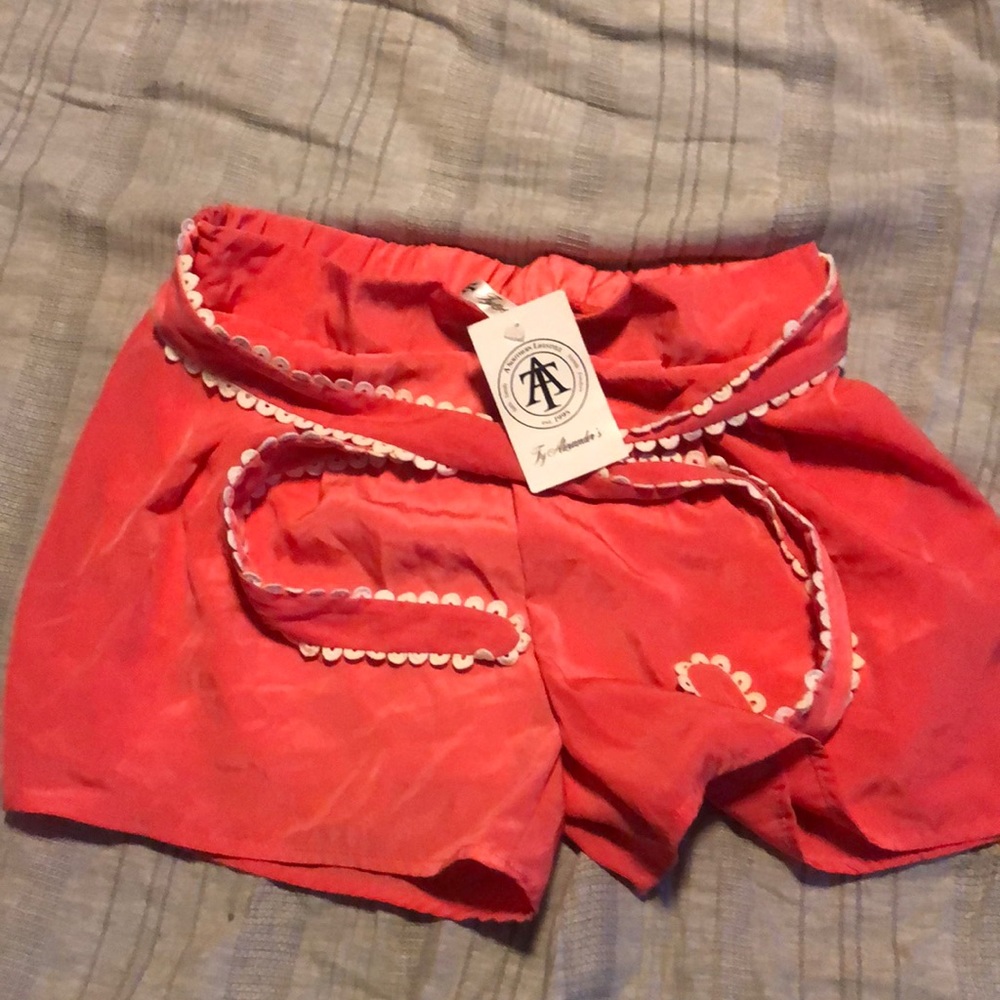 Boutique women’s shorts size small.